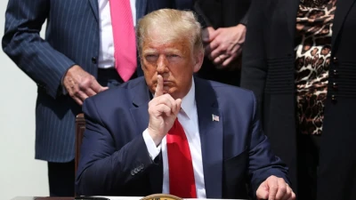 Trump showing Illuminati handsign