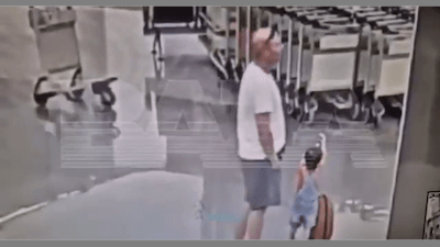 A Jewish traveler at the Moscow airport brutally assaults Iranian child - Watch